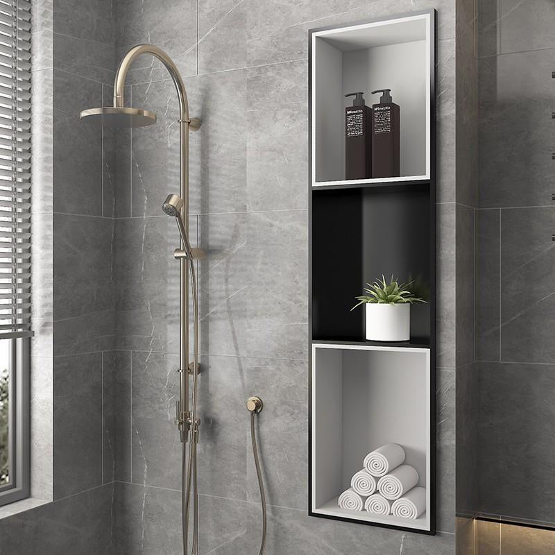 Nicho de parede para chuveiro em aço inoxidável preto personalizado, com design vertical alto e embutido para armazenamento no banheiro.