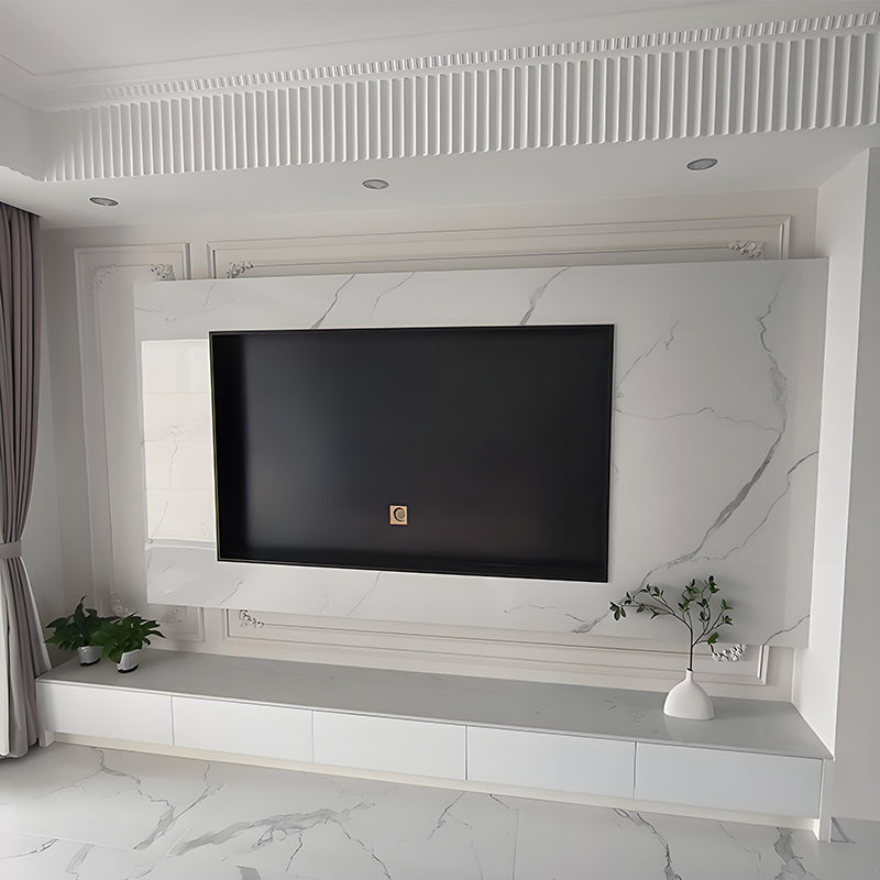 Nicho de parede embutido para TV em aço inoxidável sob medida, com design moderno e armazenamento integrado.